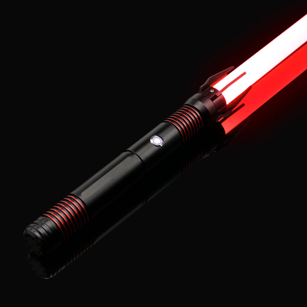 La spada laser rossa si accende premendo un pulsante sull'elsa, sul modello di un pulsante sull'elsa di una spada laser.