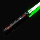 La spada laser rossa si accende premendo un pulsante sull'elsa, sul modello di un pulsante sull'elsa di una spada laser.