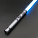 La spada laser Padawan presenta un'oscillazione regolare, un colore della lama luminoso e 10 caratteri sonori intercambiabili.