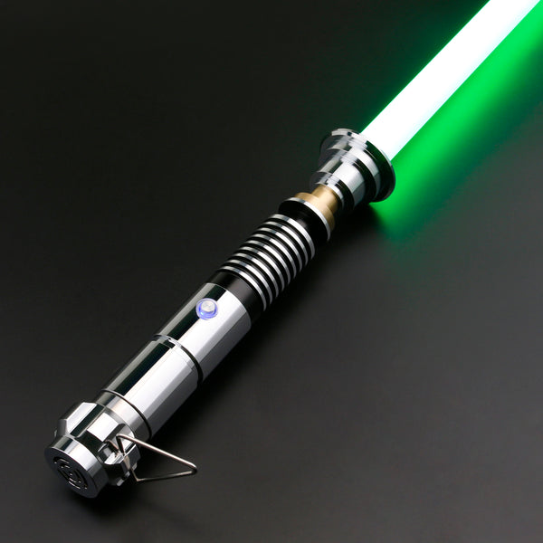 Può essere fatta roteare per proiettare scintille ed emette anche suoni autentici di spada laser!