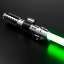 Scatena il Jedi che è in te con questa splendida spada laser ispirata alla spada laser di Anakin Skywalker in EP2.