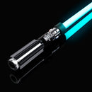 Immaginate di brandire l'iconica spada laser di Darth Vader. Questa replica leggera presenta l'elsa e le linee di accento della spada laser di Darth Vader.