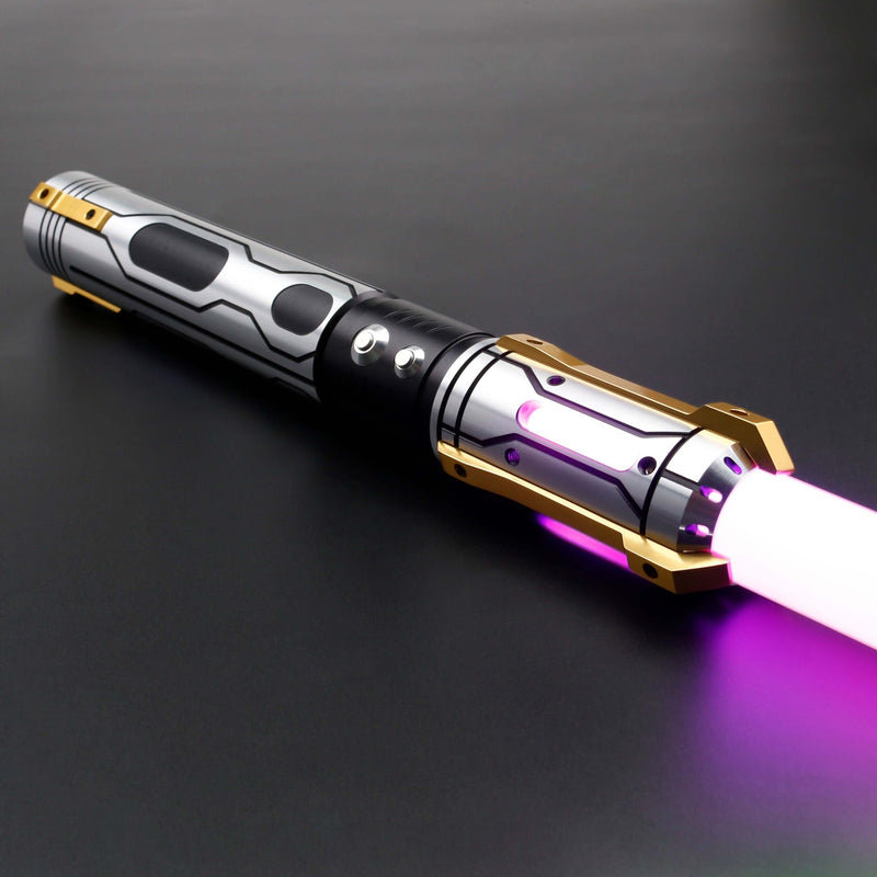 Questa spada laser è ispirata al robot gigante Gundam. È realizzata in oro e texture di macchine, con un pizzico di futurismo.