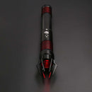 La spada laser rossa si accende premendo un pulsante sull'elsa, sul modello di un pulsante sull'elsa di una spada laser.