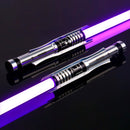 Questa spada laser è ispirata all'iconica spada laser di Darth Revan. Come le vere spade laser di Darth Revan