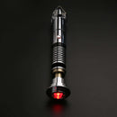 Può essere fatta roteare per proiettare scintille ed emette anche suoni autentici di spada laser!