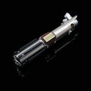 Ispirata alla spada laser LUKE EP9, quest'arma avanzata presenta una lama in policarbonato resistente con illuminazione interna a fibre ottiche, effetti sonori di alta qualità e un'elsa in metallo. Prendete la vostra EP9 e sentite la potenza!