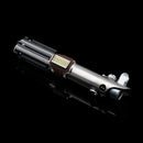 Ispirata alla spada laser LUKE EP9, quest'arma avanzata presenta una lama in policarbonato resistente con illuminazione interna a fibre ottiche, effetti sonori di alta qualità e un'elsa in metallo. Prendete la vostra EP9 e sentite la potenza!